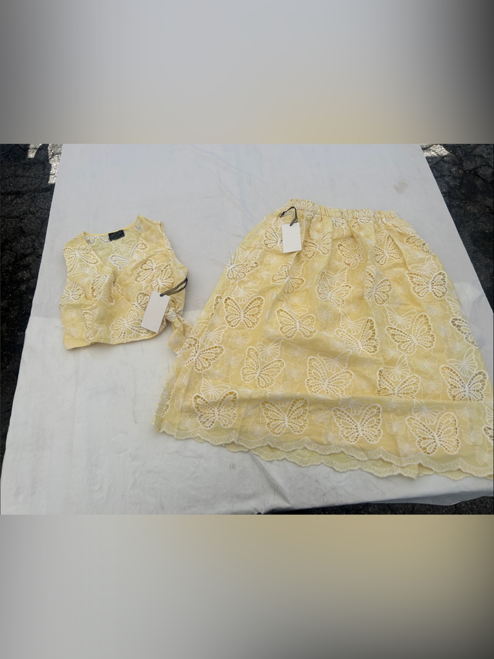 Milk & Honey Ivory Embrodery
Lace Two Piece Top Midi Skirt
Set Small NWT